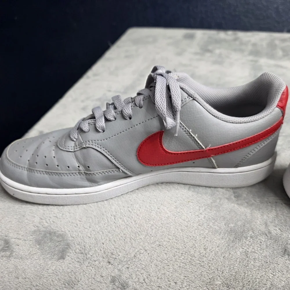 Nike Leather Upper Gray/Red Low Top Lace Up Athletic Sneakers Rubber Outsole